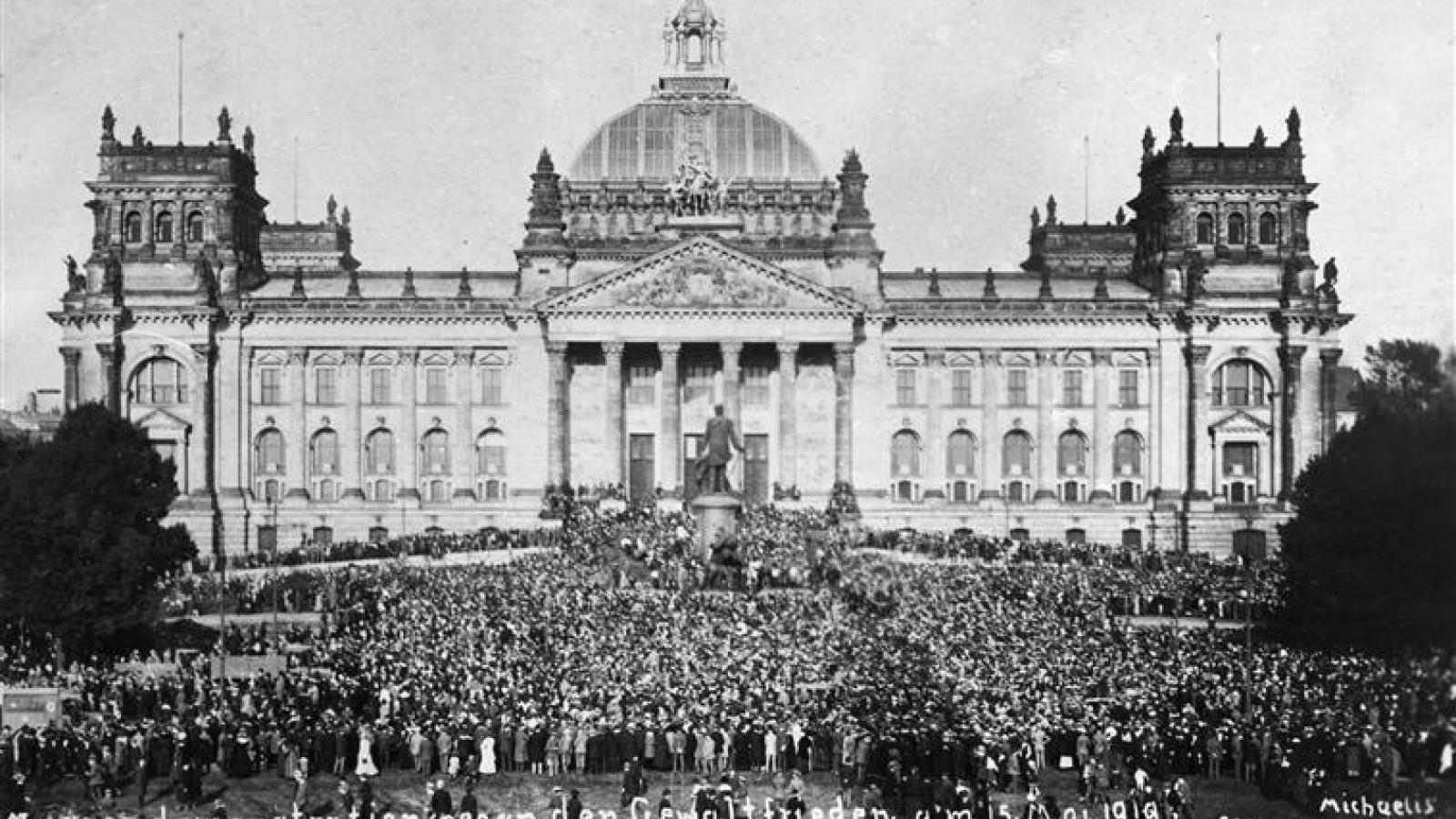 Mass_demonstration_in_front_of_the_Reichstag_against_the_Treaty_of_Versailles.jpg